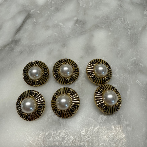 6 Chanel buttons - Picture 2 of 4
